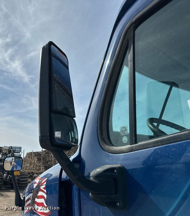 image for item DV0652 2011 Freightliner  Cascadia semi truck