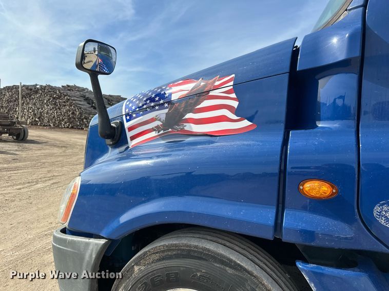 image for item DV0652 2011 Freightliner  Cascadia semi truck