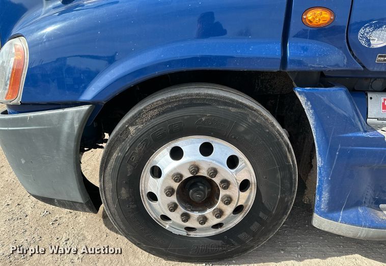 image for item DV0652 2011 Freightliner  Cascadia semi truck