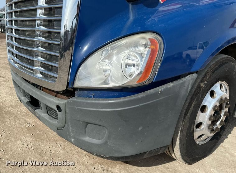 image for item DV0652 2011 Freightliner  Cascadia semi truck