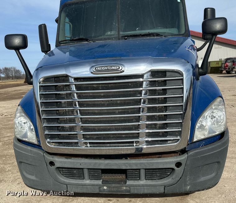 image for item DV0652 2011 Freightliner  Cascadia semi truck