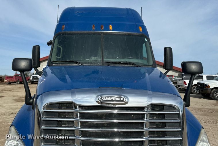 image for item DV0652 2011 Freightliner  Cascadia semi truck