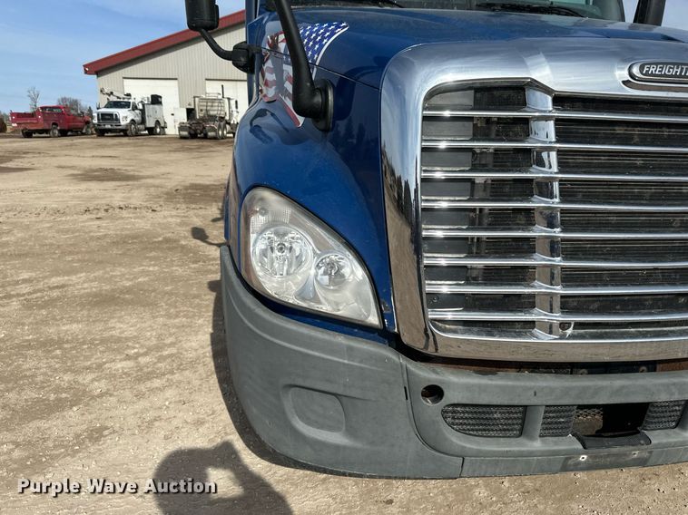 image for item DV0652 2011 Freightliner  Cascadia semi truck
