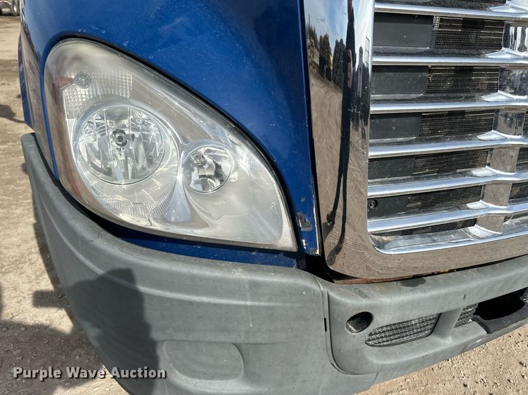 image for item DV0652 2011 Freightliner  Cascadia semi truck