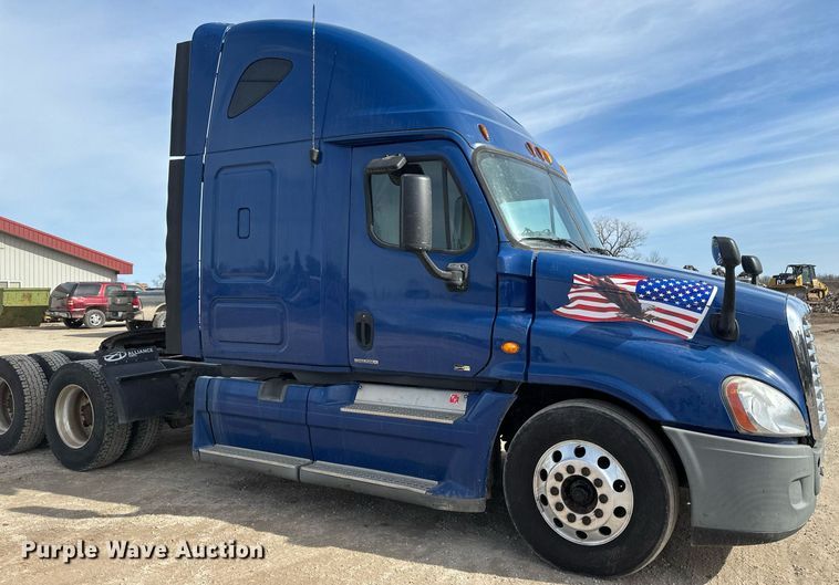 image for item DV0652 2011 Freightliner  Cascadia semi truck