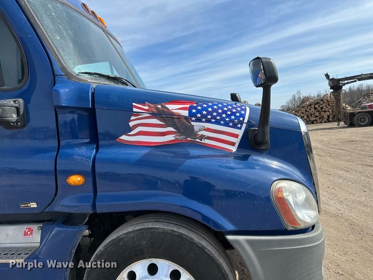 image for item DV0652 2011 Freightliner  Cascadia semi truck