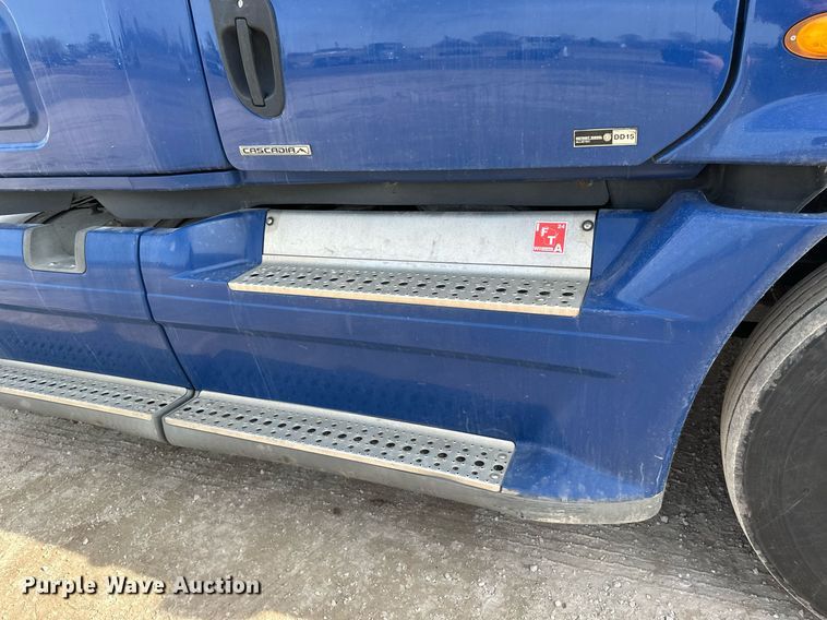 image for item DV0652 2011 Freightliner  Cascadia semi truck