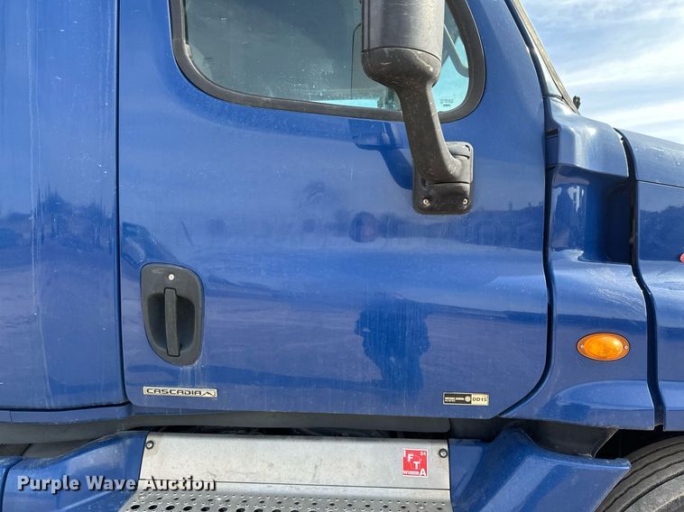 image for item DV0652 2011 Freightliner  Cascadia semi truck