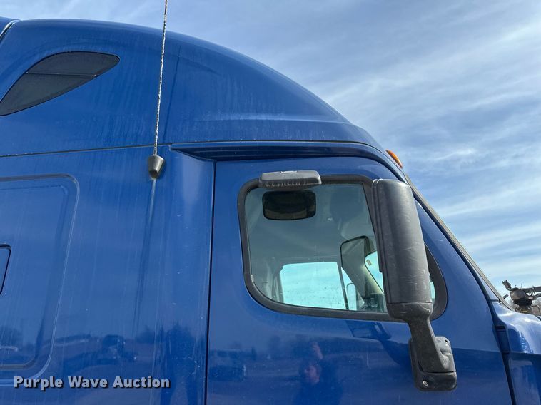 image for item DV0652 2011 Freightliner  Cascadia semi truck