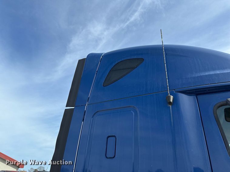 image for item DV0652 2011 Freightliner  Cascadia semi truck