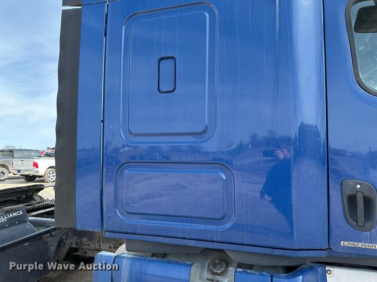 image for item DV0652 2011 Freightliner  Cascadia semi truck