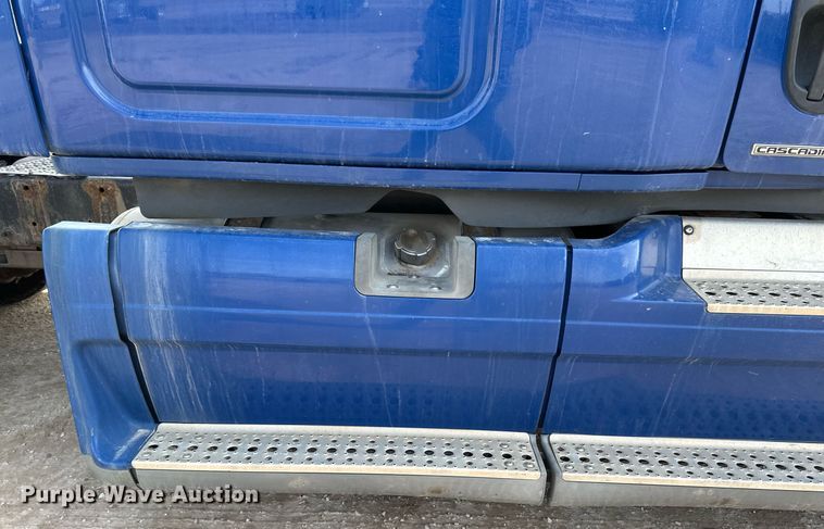 image for item DV0652 2011 Freightliner  Cascadia semi truck