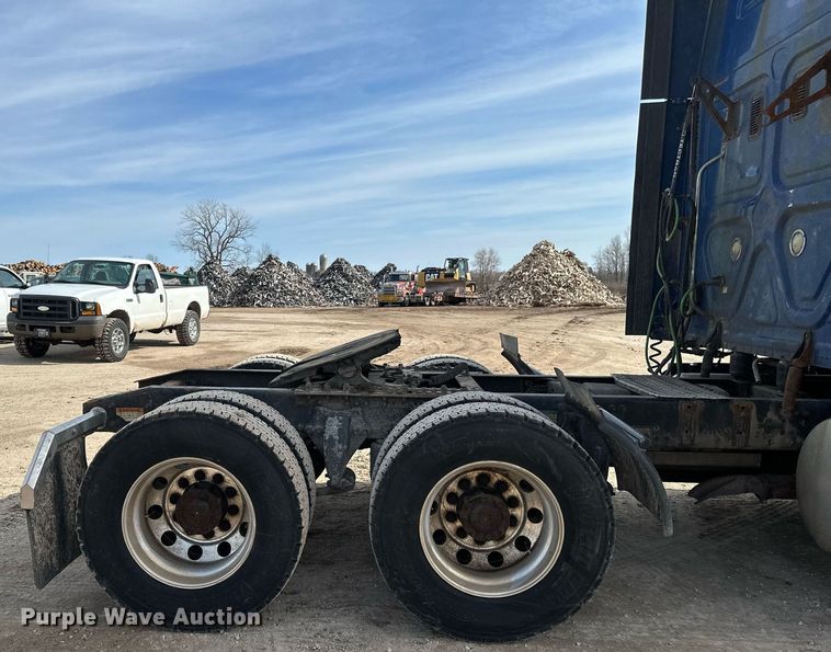 image for item DV0652 2011 Freightliner  Cascadia semi truck