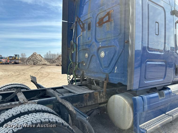 image for item DV0652 2011 Freightliner  Cascadia semi truck