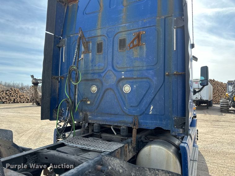 image for item DV0652 2011 Freightliner  Cascadia semi truck