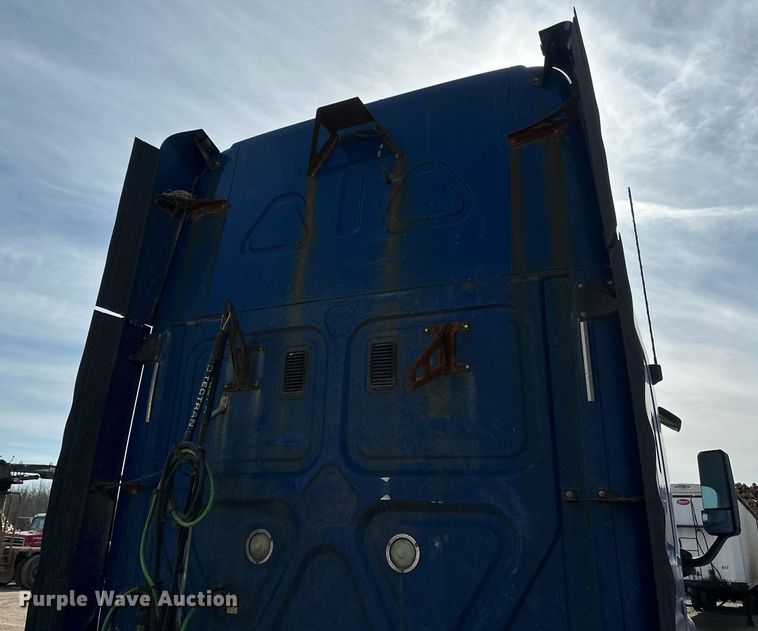 image for item DV0652 2011 Freightliner  Cascadia semi truck