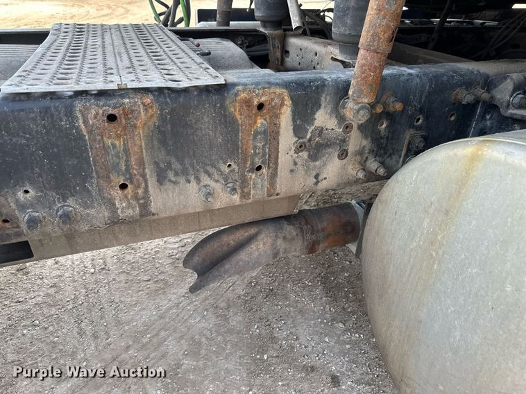 image for item DV0652 2011 Freightliner  Cascadia semi truck