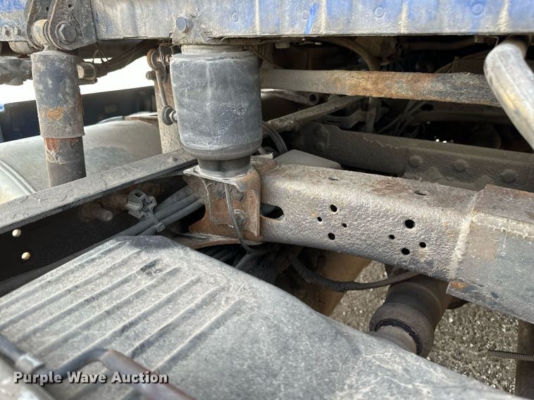 image for item DV0652 2011 Freightliner  Cascadia semi truck