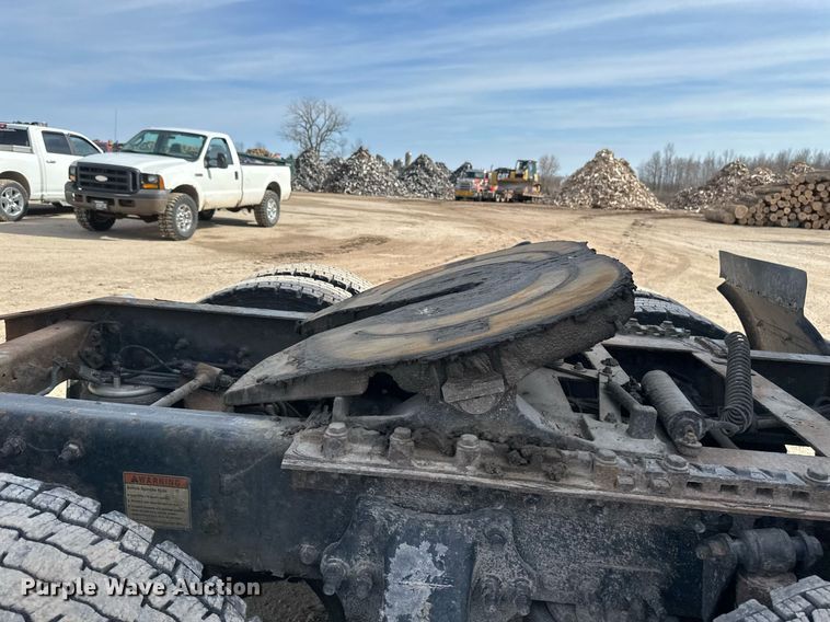 image for item DV0652 2011 Freightliner  Cascadia semi truck