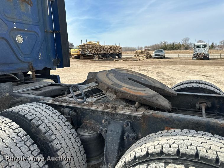 image for item DV0652 2011 Freightliner  Cascadia semi truck