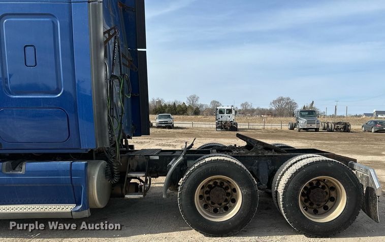 image for item DV0652 2011 Freightliner  Cascadia semi truck