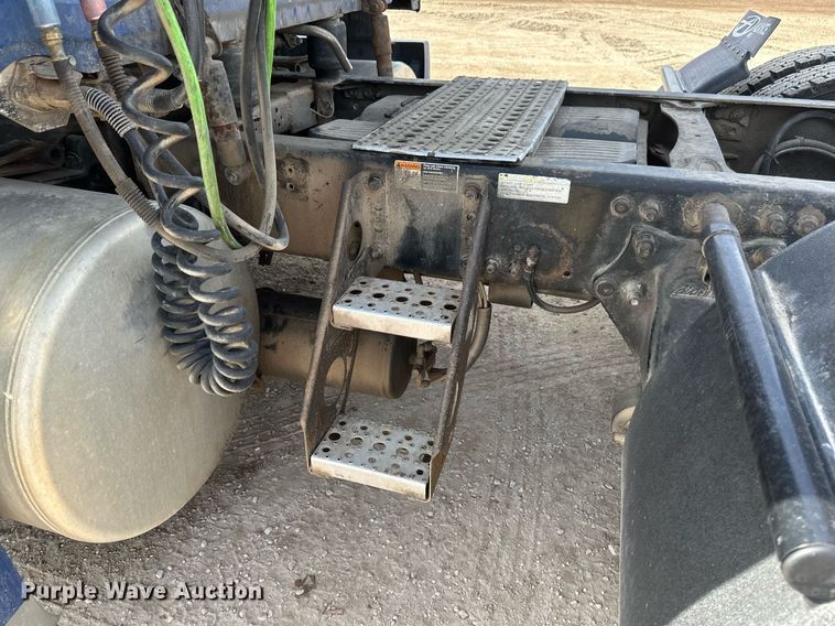 image for item DV0652 2011 Freightliner  Cascadia semi truck