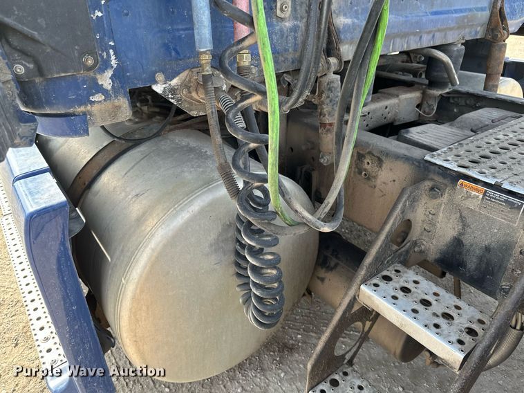 image for item DV0652 2011 Freightliner  Cascadia semi truck