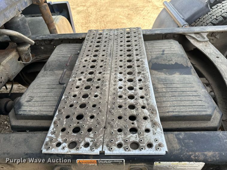 image for item DV0652 2011 Freightliner  Cascadia semi truck