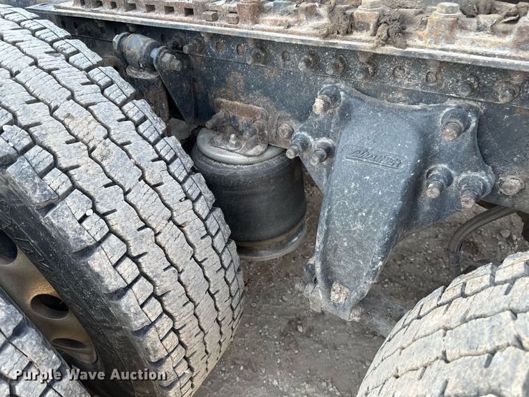 image for item DV0652 2011 Freightliner  Cascadia semi truck