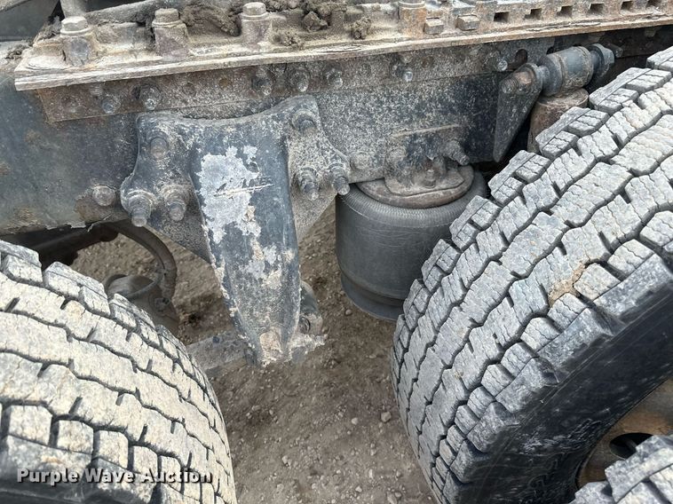 image for item DV0652 2011 Freightliner  Cascadia semi truck