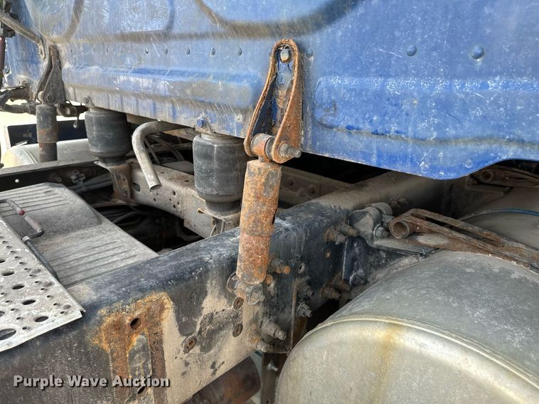 image for item DV0652 2011 Freightliner  Cascadia semi truck