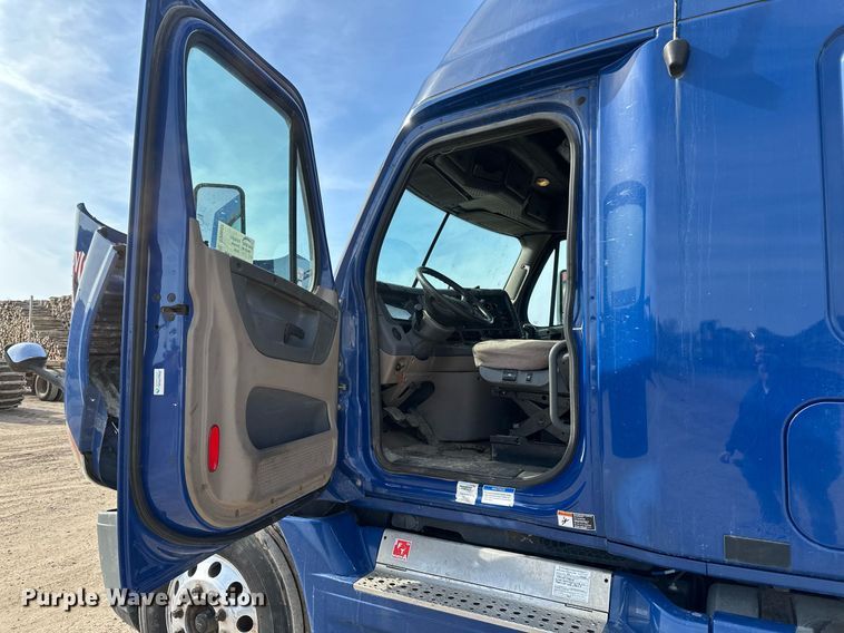 image for item DV0652 2011 Freightliner  Cascadia semi truck