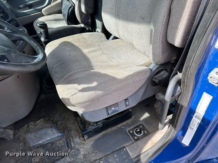 image for item DV0652 2011 Freightliner  Cascadia semi truck