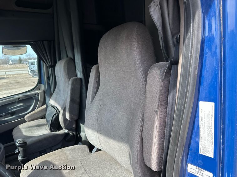 image for item DV0652 2011 Freightliner  Cascadia semi truck