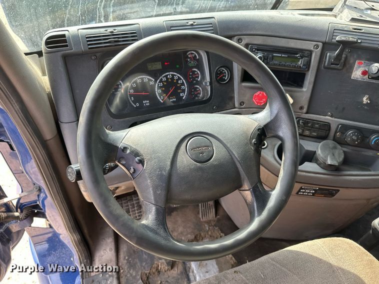 image for item DV0652 2011 Freightliner  Cascadia semi truck