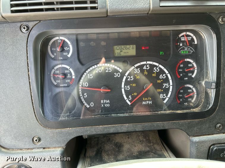 image for item DV0652 2011 Freightliner  Cascadia semi truck