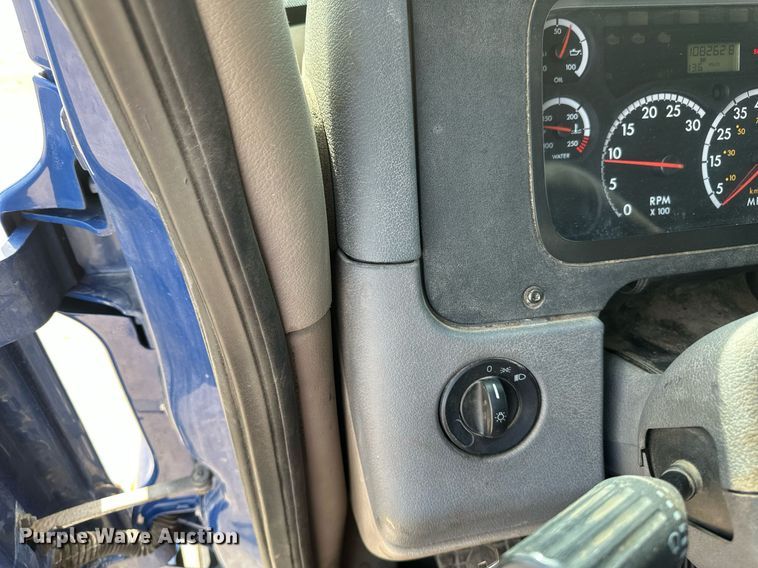 image for item DV0652 2011 Freightliner  Cascadia semi truck