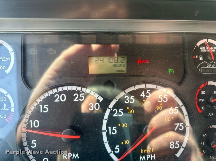 image for item DV0652 2011 Freightliner  Cascadia semi truck