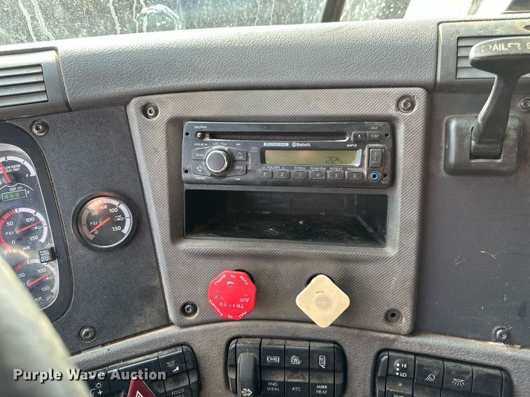 image for item DV0652 2011 Freightliner  Cascadia semi truck