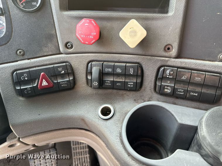 image for item DV0652 2011 Freightliner  Cascadia semi truck