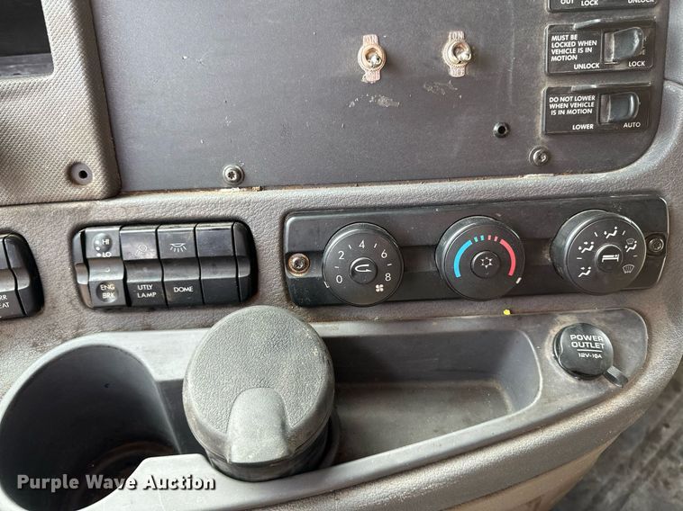 image for item DV0652 2011 Freightliner  Cascadia semi truck