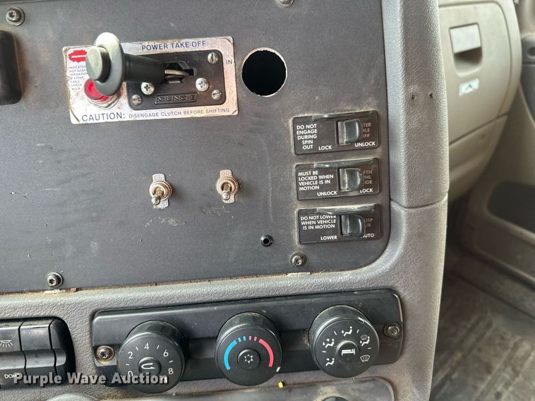 image for item DV0652 2011 Freightliner  Cascadia semi truck