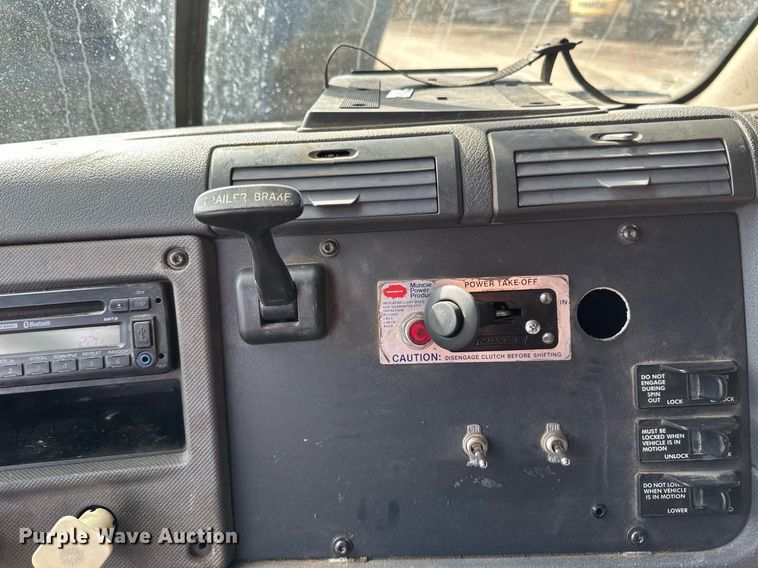 image for item DV0652 2011 Freightliner  Cascadia semi truck