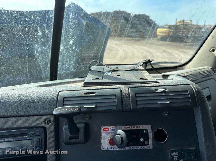 image for item DV0652 2011 Freightliner  Cascadia semi truck