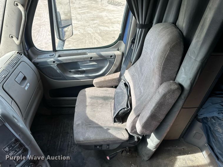 image for item DV0652 2011 Freightliner  Cascadia semi truck