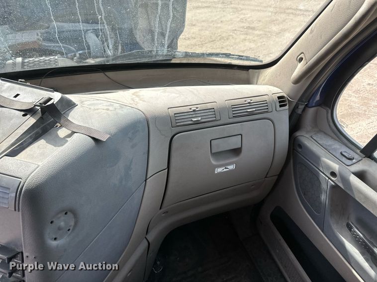 image for item DV0652 2011 Freightliner  Cascadia semi truck