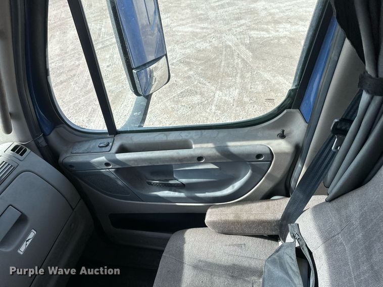 image for item DV0652 2011 Freightliner  Cascadia semi truck