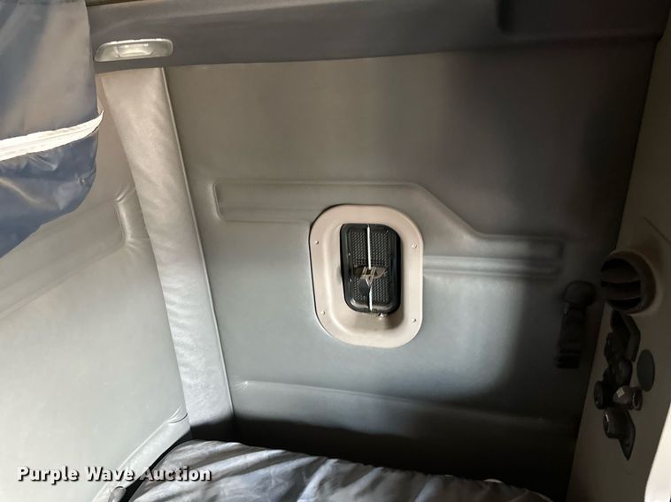 image for item DV0652 2011 Freightliner  Cascadia semi truck