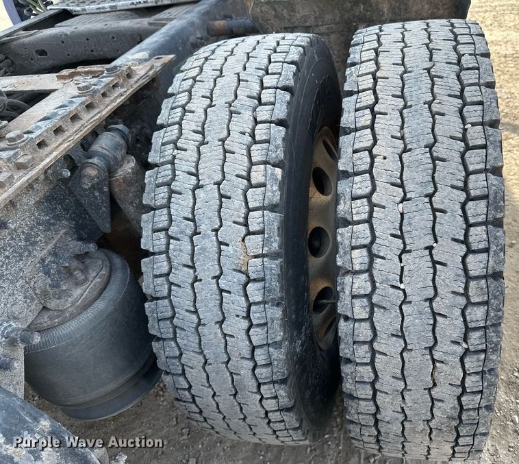 image for item DV0652 2011 Freightliner  Cascadia semi truck