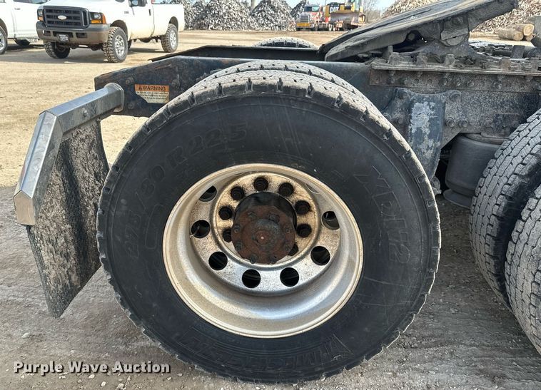 image for item DV0652 2011 Freightliner  Cascadia semi truck